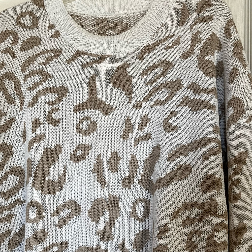 Vestidos•Cream & White Leopard Long Sleeve Sweater - Picture 2 of 13